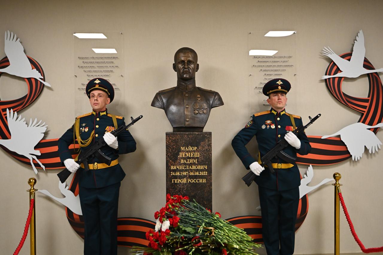 В майкопской школе №2 увековечили память Героя России Вадима Лемеша В майкопской школе №2 увековечили память Героя России Вадима Лемеша