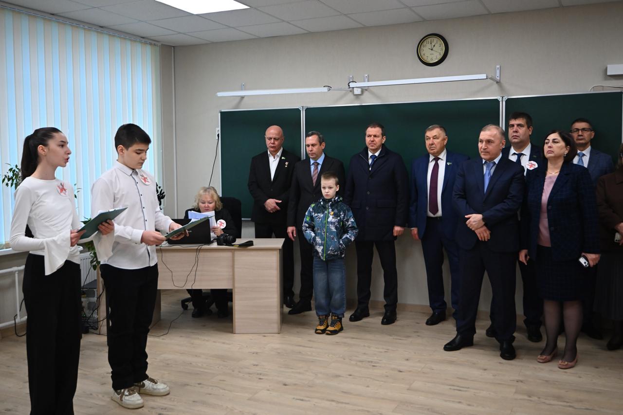 В майкопской школе №2 увековечили память Героя России Вадима Лемеша В майкопской школе №2 увековечили память Героя России Вадима Лемеша