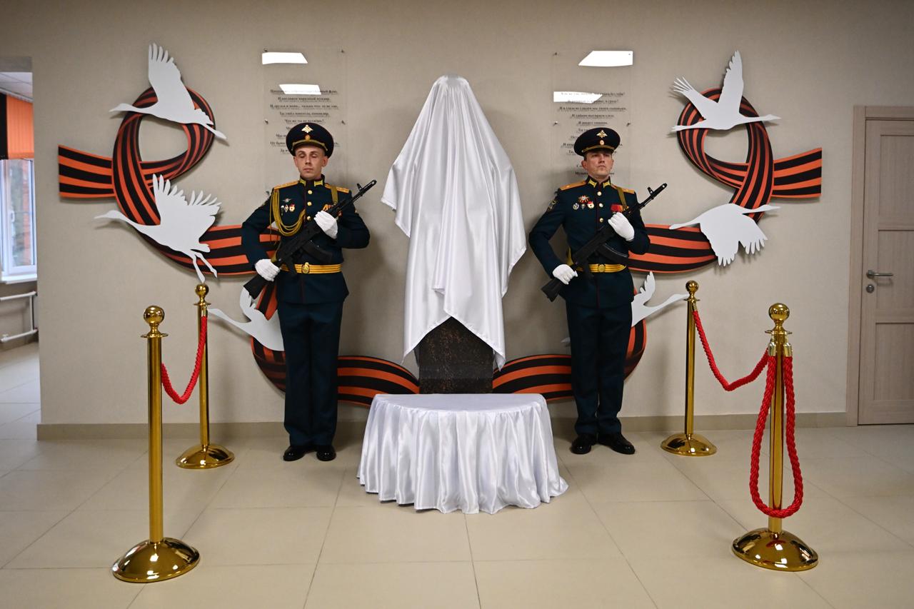 В майкопской школе №2 увековечили память Героя России Вадима Лемеша В майкопской школе №2 увековечили память Героя России Вадима Лемеша