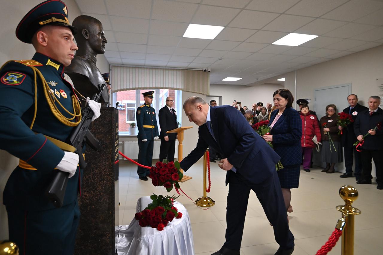 В майкопской школе №2 увековечили память Героя России Вадима Лемеша В майкопской школе №2 увековечили память Героя России Вадима Лемеша