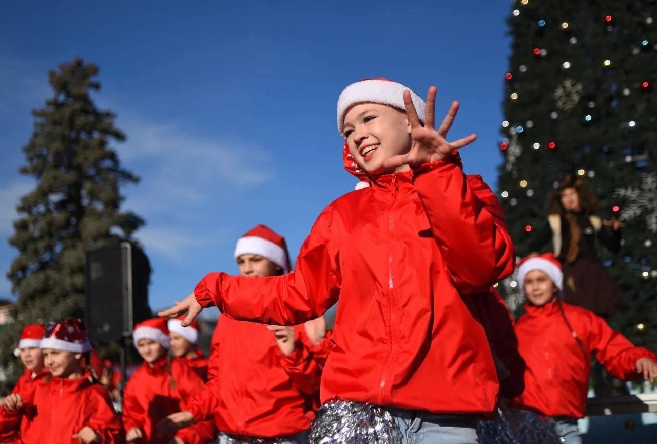 Майкопчан и гостей столицы пригласили на открытие главной городской ёлки на центральной площади Майкопчан и гостей столицы пригласили на открытие главной городской ёлки на центральной площади