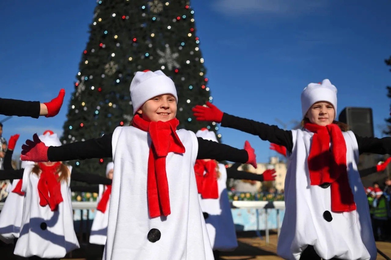 Майкопчан и гостей столицы пригласили на открытие главной городской ёлки на центральной площади Майкопчан и гостей столицы пригласили на открытие главной городской ёлки на центральной площади