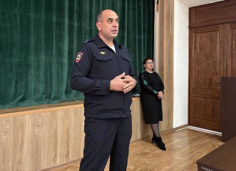 В Адыгее полицейские обсудили со студентами-медиками вопросы профилактики преступности в молодежной среде В Адыгее полицейские обсудили со студентами-медиками вопросы профилактики преступности в молодежной среде
