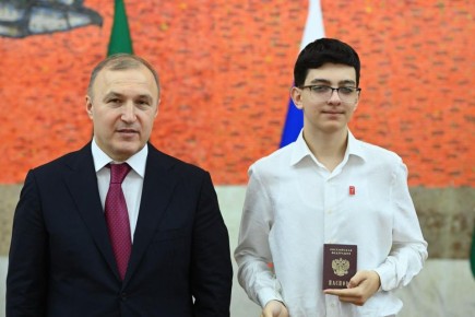 В День Конституции России Глава Адыгеи вручил паспорта юным жителям республики