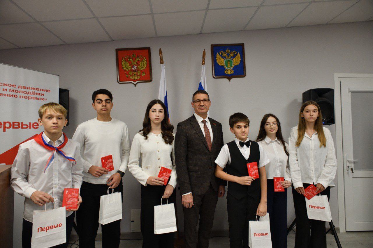 В Майкопе 18 юных горожан получили паспорта в День Конституции России В Майкопе 18 юных горожан получили паспорта в День Конституции России