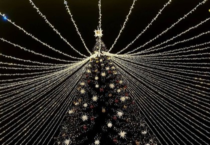 В эти минуты на центральной площади Майкопа проходит торжественное открытие главной городской ёлки