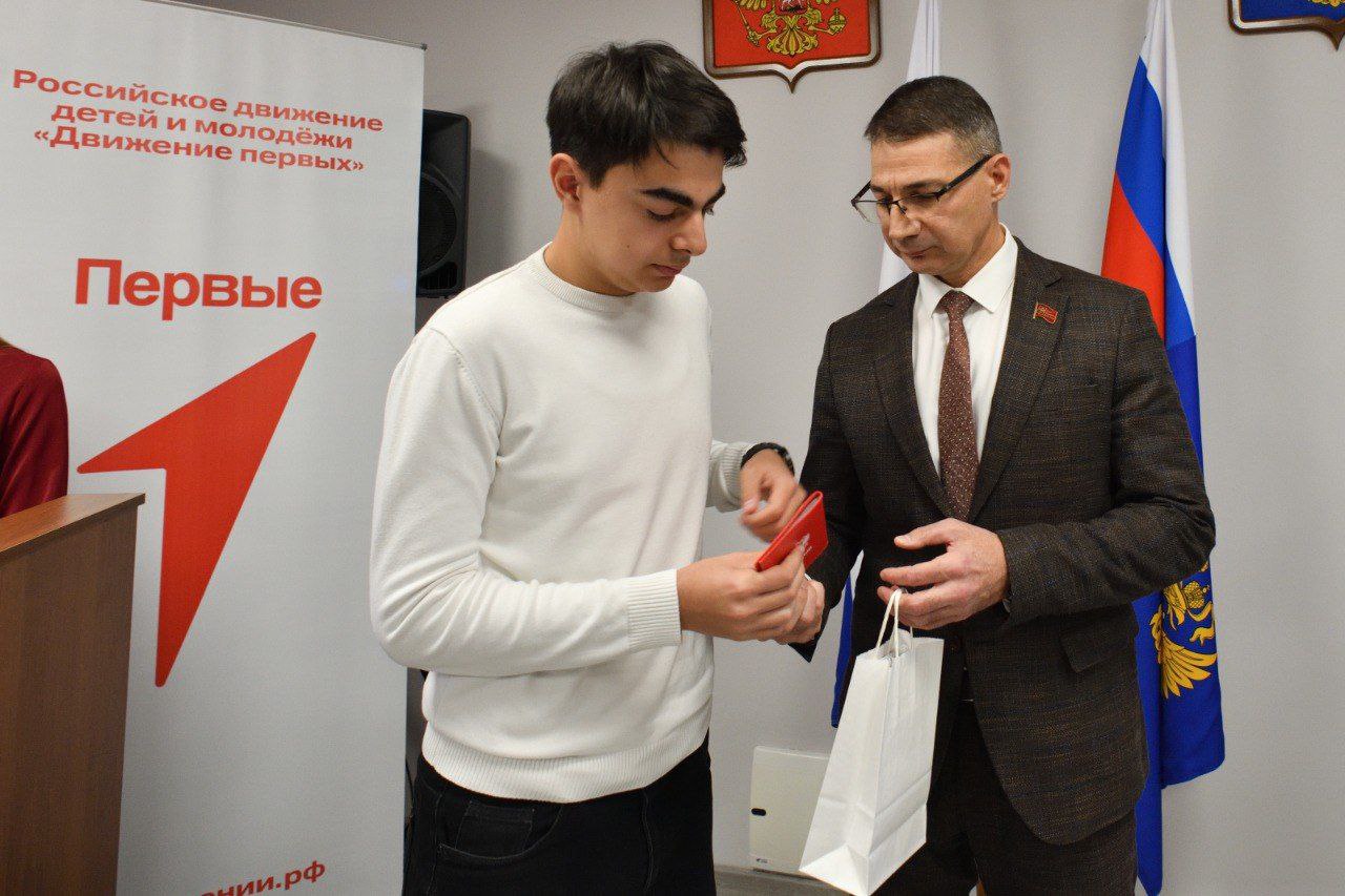 В Майкопе 18 юных горожан получили паспорта в День Конституции России В Майкопе 18 юных горожан получили паспорта в День Конституции России