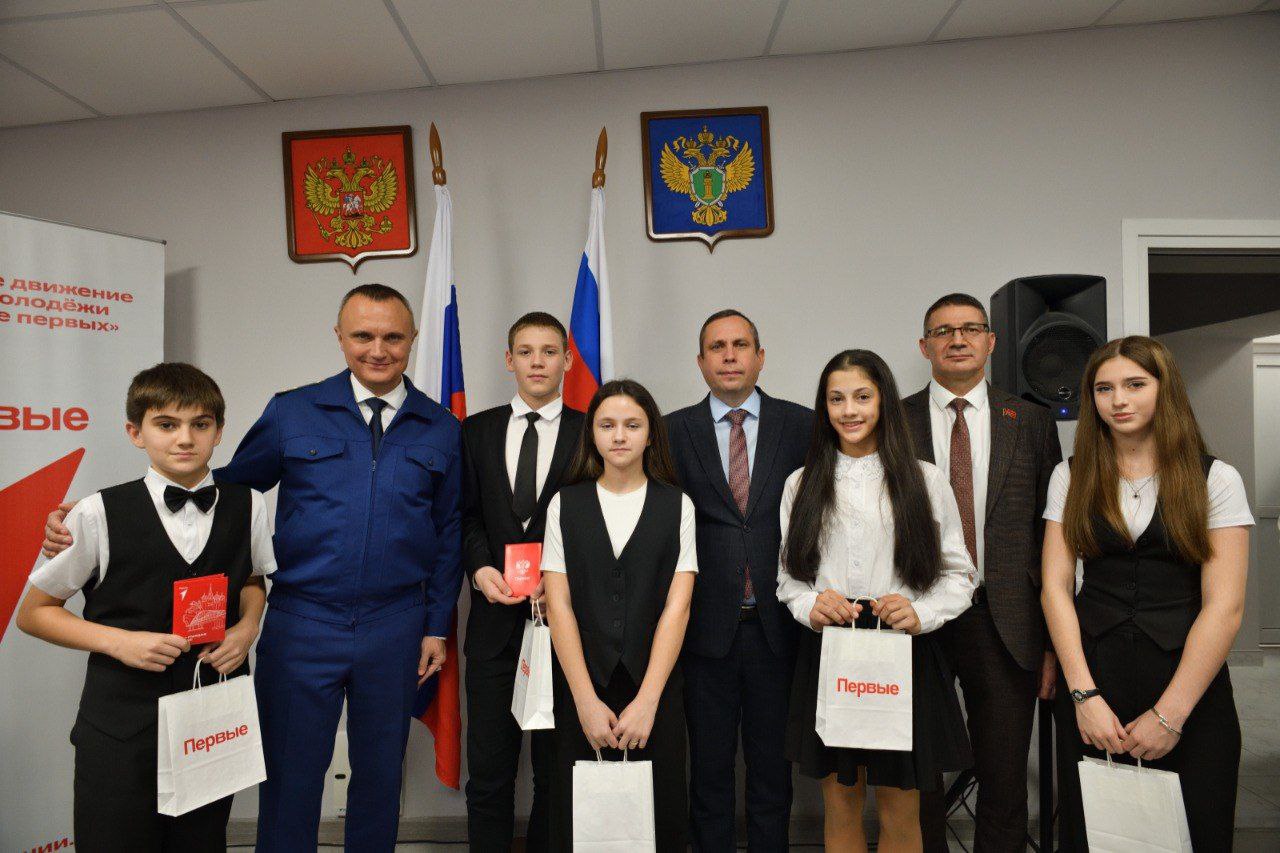 В Майкопе 18 юных горожан получили паспорта в День Конституции России В Майкопе 18 юных горожан получили паспорта в День Конституции России