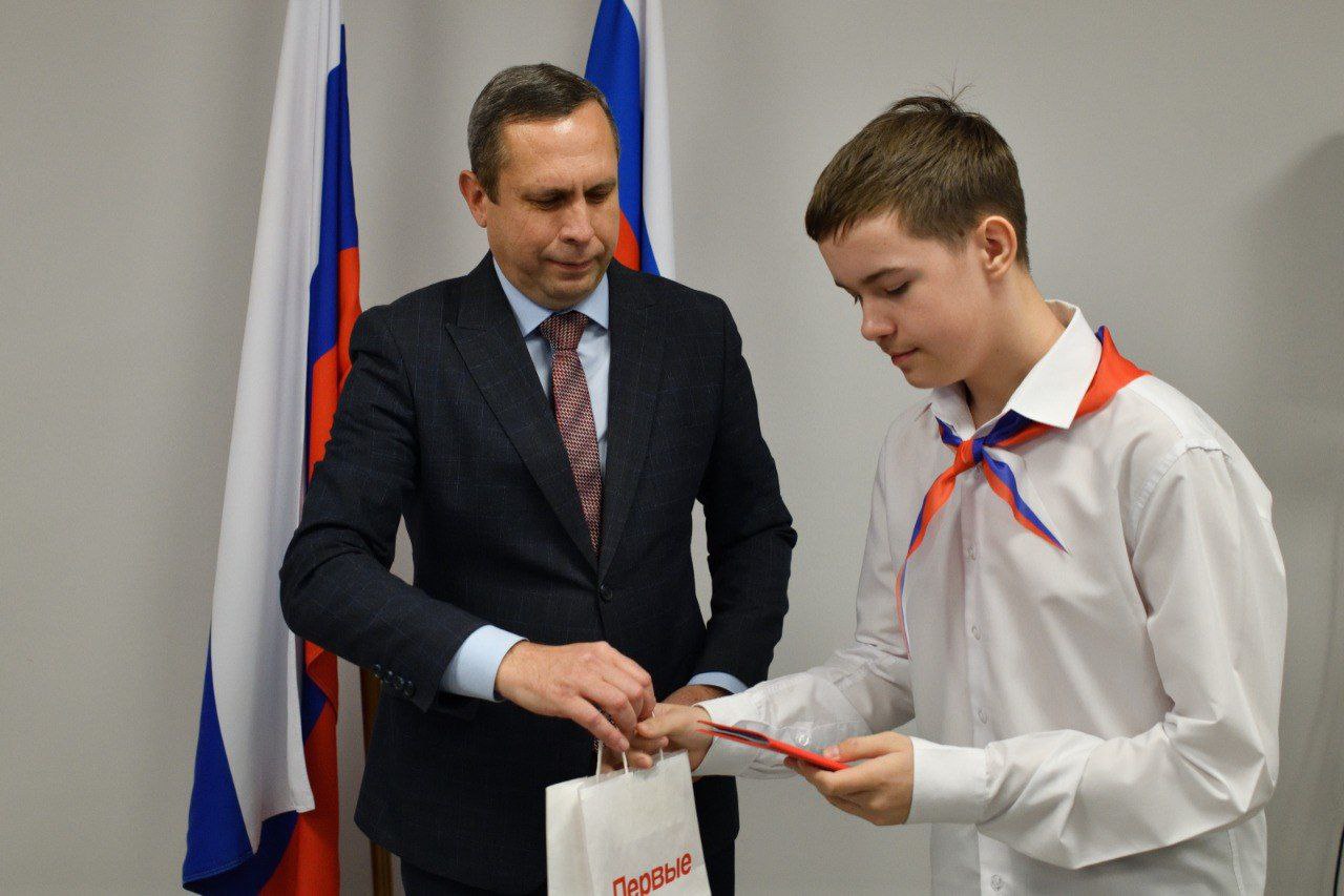 В Майкопе 18 юных горожан получили паспорта в День Конституции России В Майкопе 18 юных горожан получили паспорта в День Конституции России