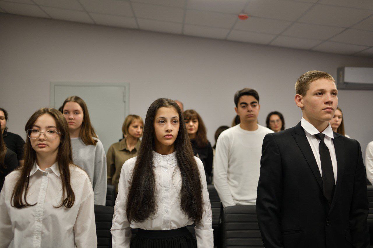 В Майкопе 18 юных горожан получили паспорта в День Конституции России В Майкопе 18 юных горожан получили паспорта в День Конституции России