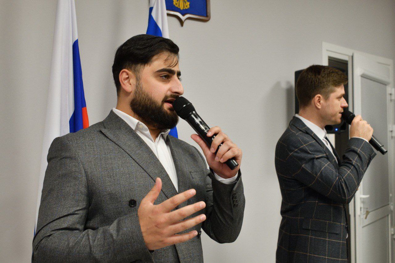 В Майкопе 18 юных горожан получили паспорта в День Конституции России В Майкопе 18 юных горожан получили паспорта в День Конституции России