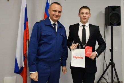 В Майкопе 18 юных горожан получили паспорта в День Конституции России