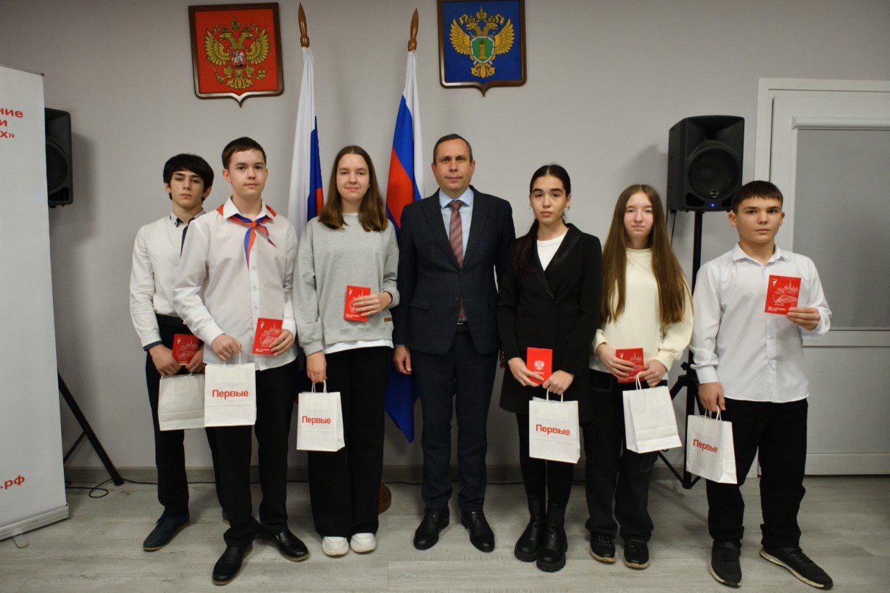 В Майкопе 18 юных горожан получили паспорта в День Конституции России В Майкопе 18 юных горожан получили паспорта в День Конституции России