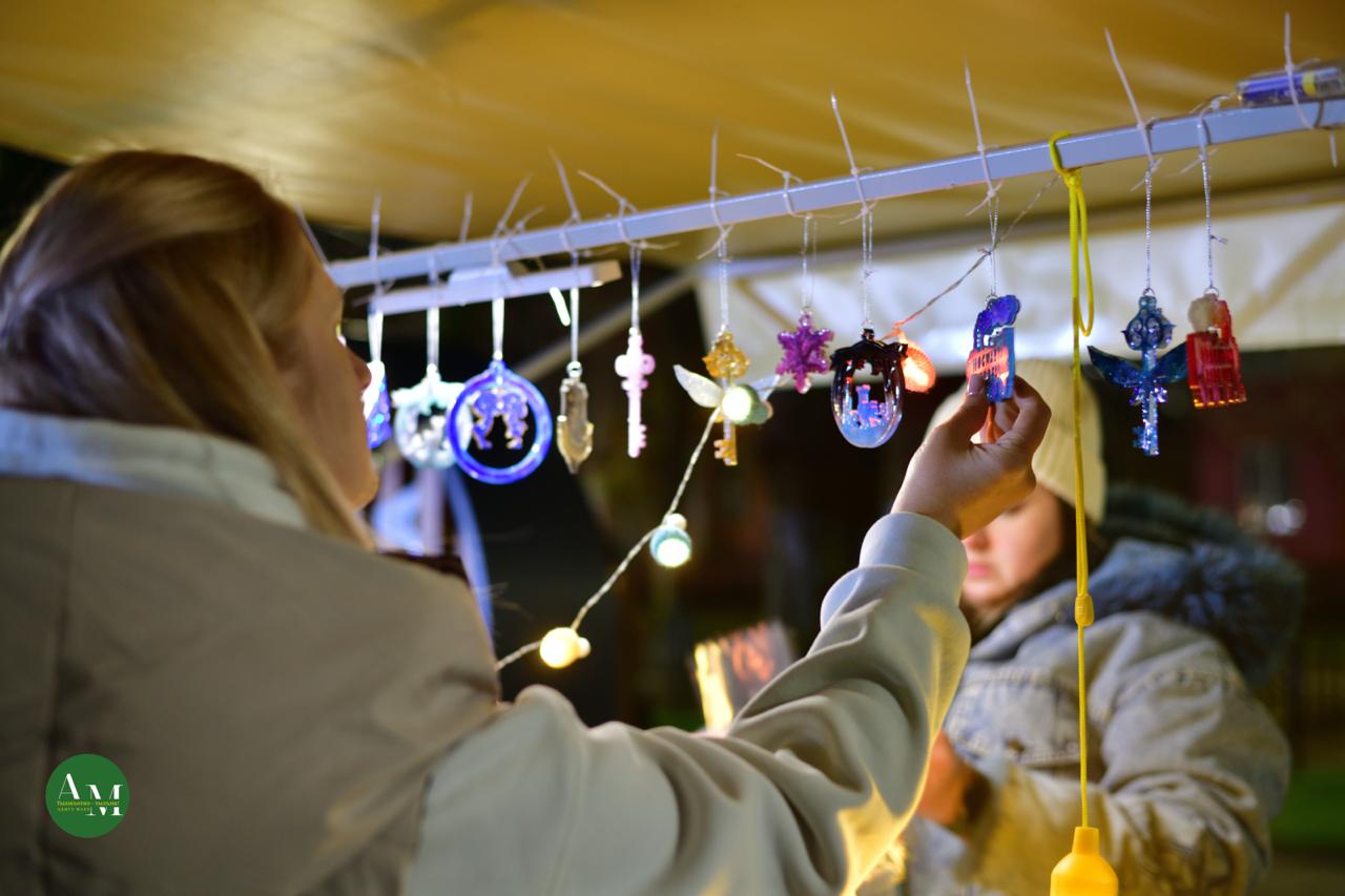 Праздникам быть!. В минувшую пятницу на центральной площади Майкопа торжественно открыли главную новогоднюю ёлку города Праздникам быть!. В минувшую пятницу на центральной площади Майкопа торжественно открыли главную новогоднюю ёлку города