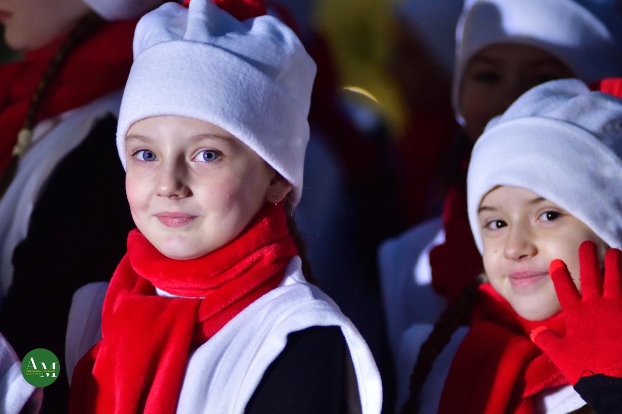 Праздникам быть!. В минувшую пятницу на центральной площади Майкопа торжественно открыли главную новогоднюю ёлку города Праздникам быть!. В минувшую пятницу на центральной площади Майкопа торжественно открыли главную новогоднюю ёлку города