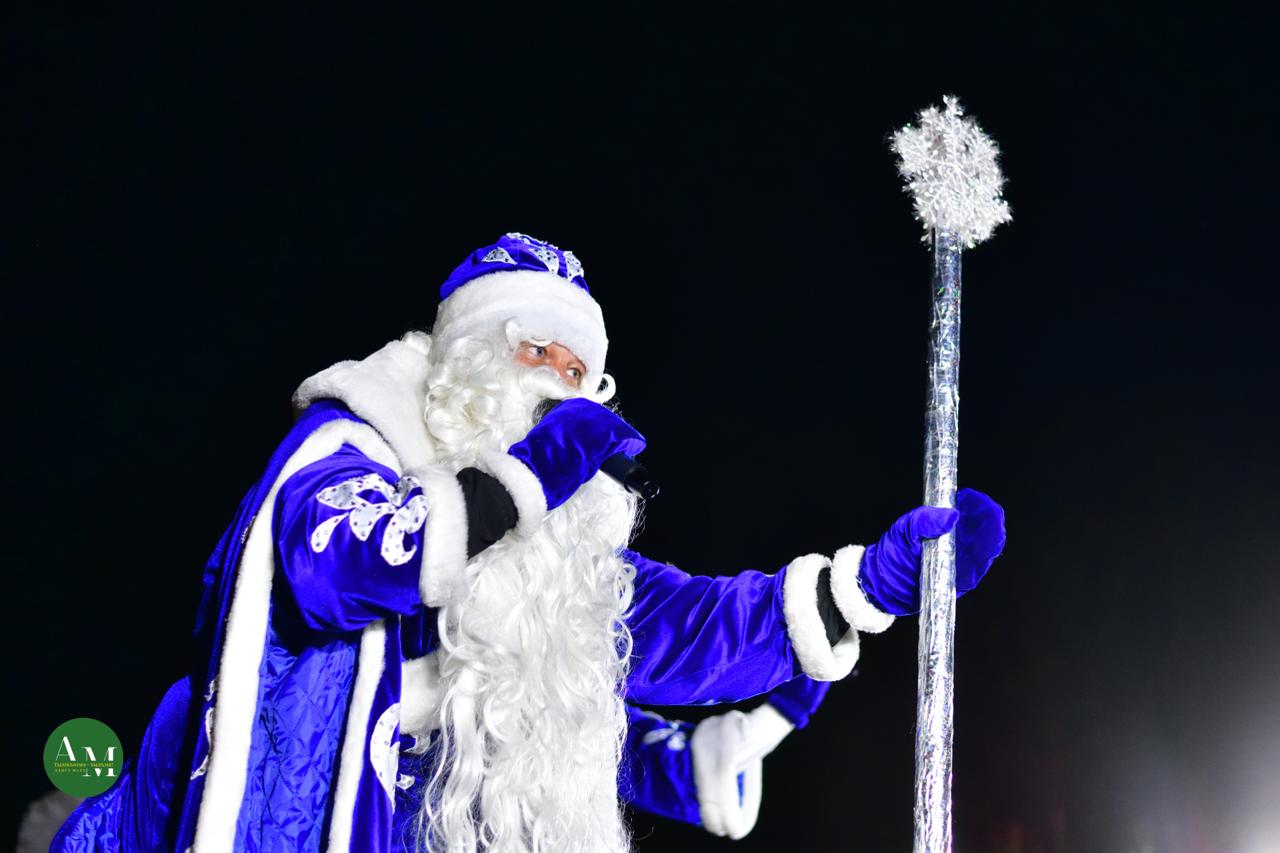 Праздникам быть!. В минувшую пятницу на центральной площади Майкопа торжественно открыли главную новогоднюю ёлку города Праздникам быть!. В минувшую пятницу на центральной площади Майкопа торжественно открыли главную новогоднюю ёлку города