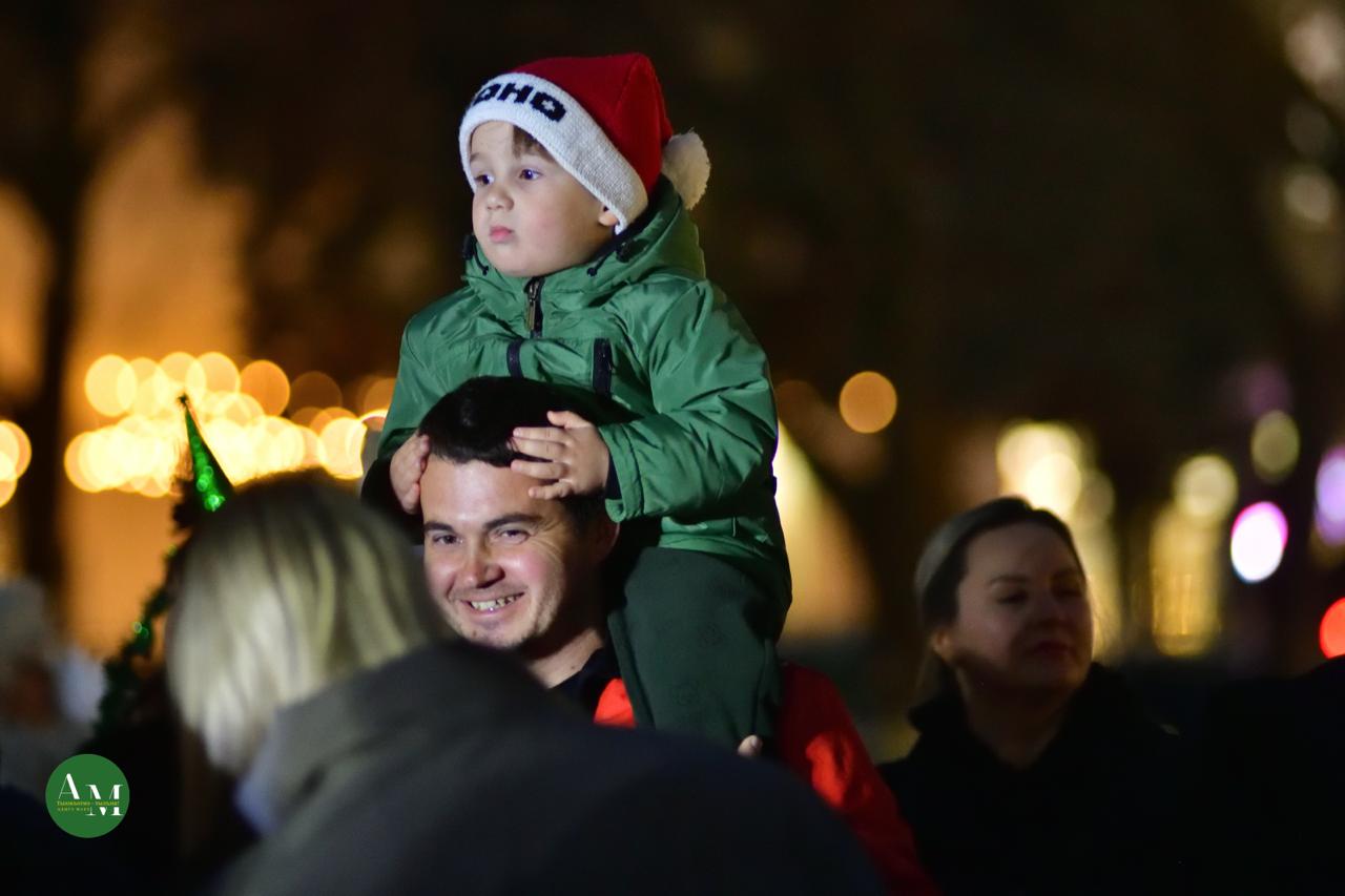 Праздникам быть!. В минувшую пятницу на центральной площади Майкопа торжественно открыли главную новогоднюю ёлку города Праздникам быть!. В минувшую пятницу на центральной площади Майкопа торжественно открыли главную новогоднюю ёлку города