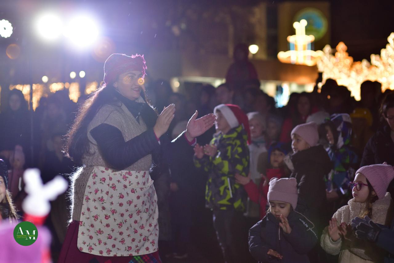 Праздникам быть!. В минувшую пятницу на центральной площади Майкопа торжественно открыли главную новогоднюю ёлку города Праздникам быть!. В минувшую пятницу на центральной площади Майкопа торжественно открыли главную новогоднюю ёлку города