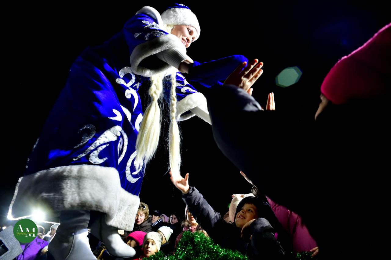 Праздникам быть!. В минувшую пятницу на центральной площади Майкопа торжественно открыли главную новогоднюю ёлку города Праздникам быть!. В минувшую пятницу на центральной площади Майкопа торжественно открыли главную новогоднюю ёлку города