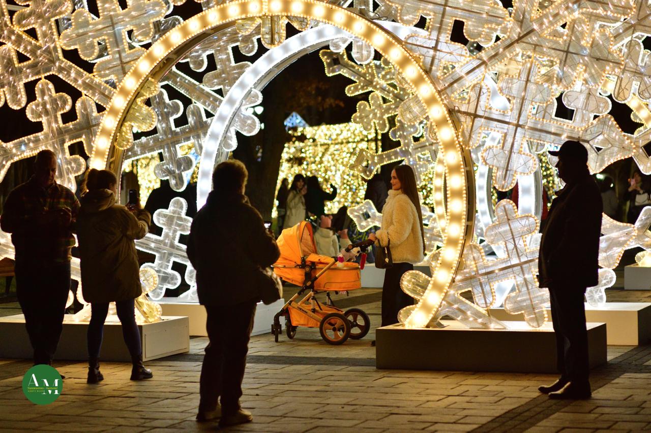 Праздникам быть!. В минувшую пятницу на центральной площади Майкопа торжественно открыли главную новогоднюю ёлку города Праздникам быть!. В минувшую пятницу на центральной площади Майкопа торжественно открыли главную новогоднюю ёлку города