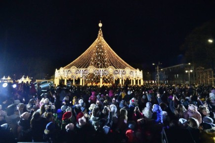 Майкопчан и гостей города приглашают окунуться в атмосферу зимней сказки на главной площади столицы