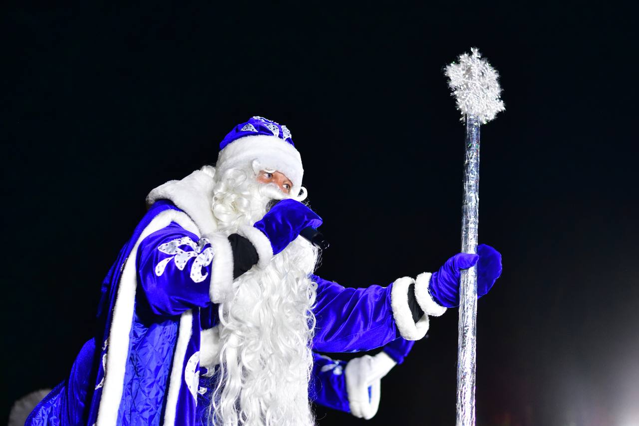 Майкопчан и гостей города приглашают окунуться в атмосферу зимней сказки на главной площади столицы Майкопчан и гостей города приглашают окунуться в атмосферу зимней сказки на главной площади столицы