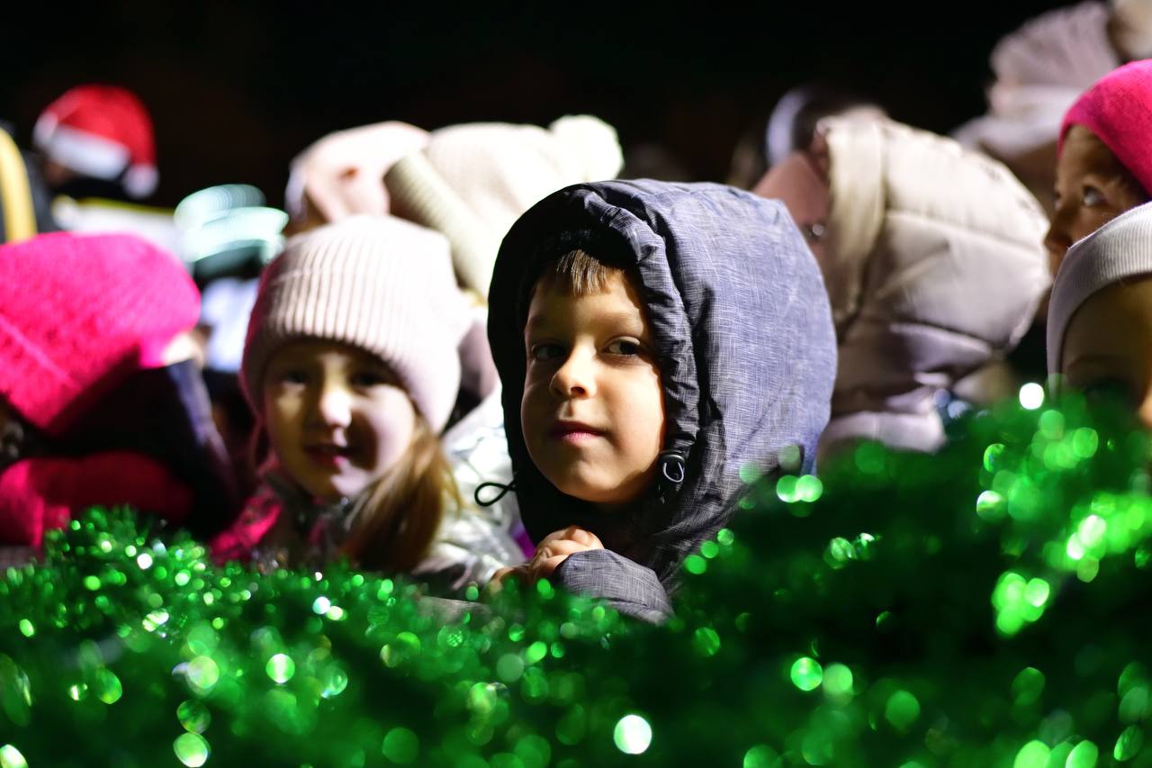 Майкопчан и гостей города приглашают окунуться в атмосферу зимней сказки на главной площади столицы Майкопчан и гостей города приглашают окунуться в атмосферу зимней сказки на главной площади столицы