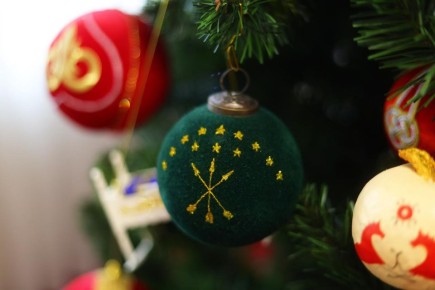 По инициативе Главы Адыгеи для младших школьников подготовили новогодние подарки