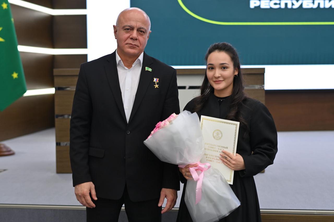 В Координационном центре Главы Адыгеи состоялось итоговое заседание, посвящённое реализации молодежной политики в республике за 2025 год В Координационном центре Главы Адыгеи состоялось итоговое заседание, посвящённое реализации молодежной политики в республике за 2025 год