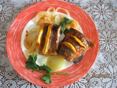 Лучшая рыба на луковой подушке: как приготовить сочное блюдо за 40 минут