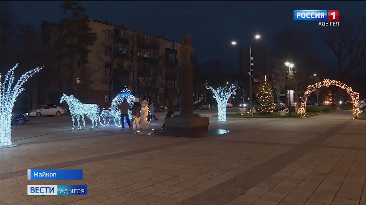 Главные улицы, скверы и площади республиканской столицы украсили праздничной иллюминацией