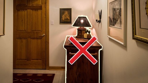 Тумбочку в прихожей ни за что не ставьте: уже давно придумана компактная альтернатива