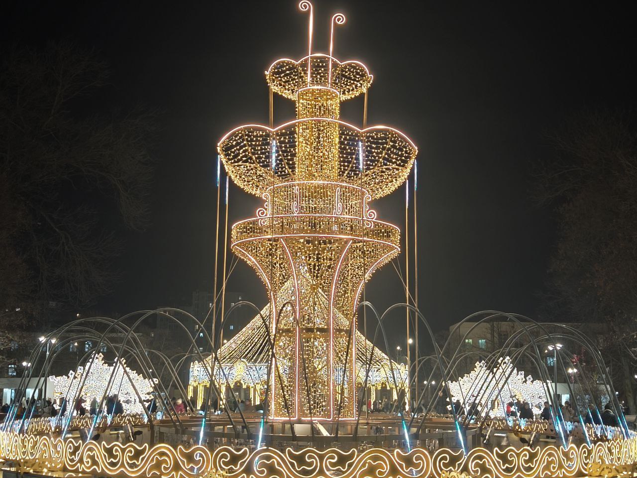 То, чего вы не знали о новой иллюминации на площади им. Ленина в Майкопе То, чего вы не знали о новой иллюминации на площади им. Ленина в Майкопе