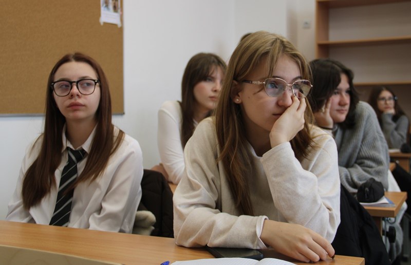 В Адыгее сотрудники уголовного розыска рассказали школьникам о дистанционных мошенничествах и мерах по их предупреждению