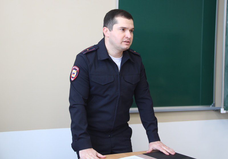 В Адыгее сотрудники уголовного розыска рассказали школьникам о дистанционных мошенничествах и мерах по их предупреждению В Адыгее сотрудники уголовного розыска рассказали школьникам о дистанционных мошенничествах и мерах по их предупреждению