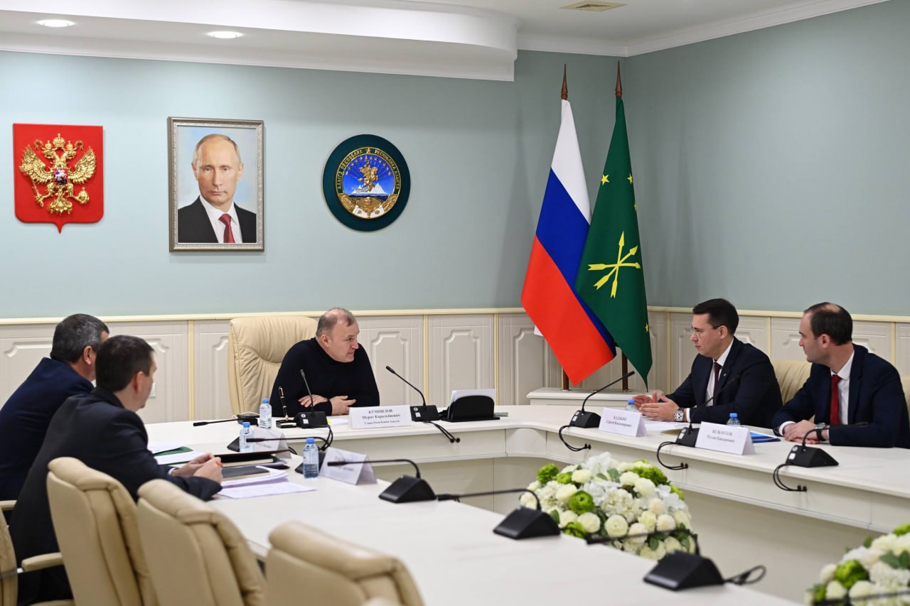 Глава Адыгеи провел рабочую встречу с представителями банка ВТБ