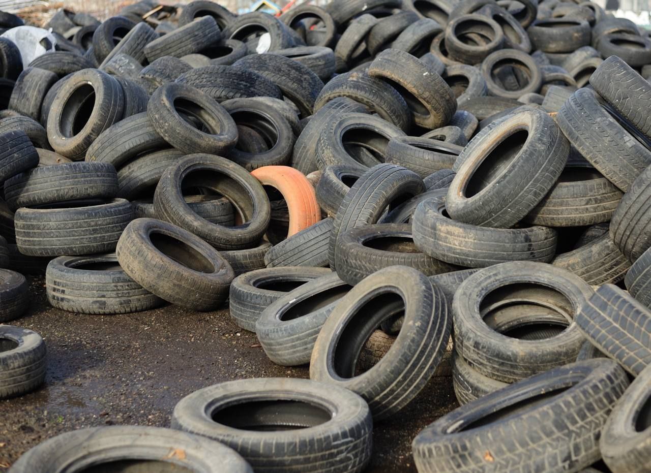 С начала года с контейнерных площадок Майкопа вывезли около 150 тонн выброшенных шин С начала года с контейнерных площадок Майкопа вывезли около 150 тонн выброшенных шин