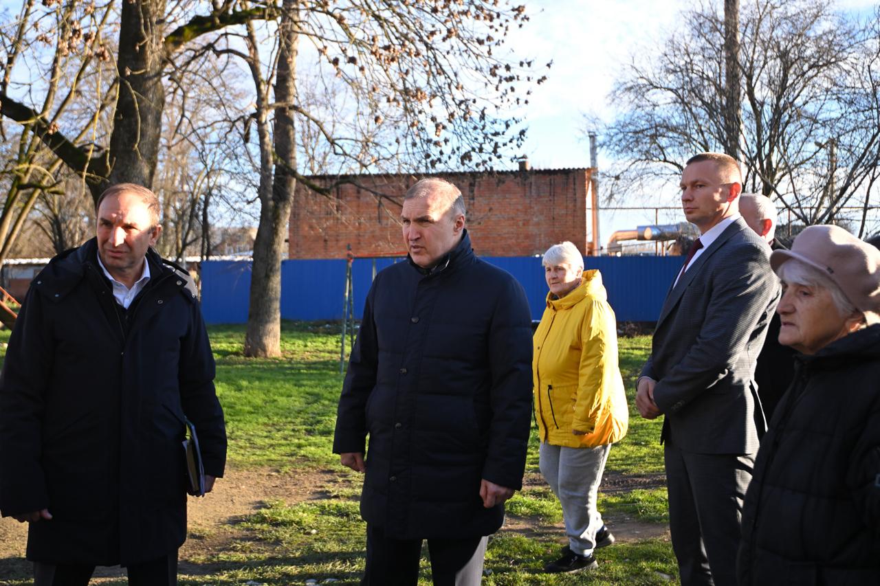 Глава Адыгеи встретился с жителями посёлка Удобного для обсуждения вопросов развития населенного пункта Глава Адыгеи встретился с жителями посёлка Удобного для обсуждения вопросов развития населенного пункта