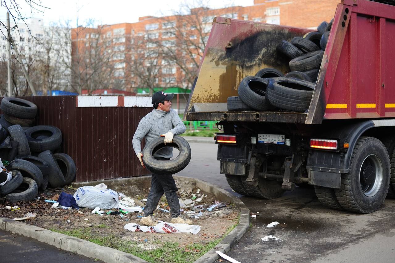 С начала года с контейнерных площадок Майкопа вывезли около 150 тонн выброшенных шин С начала года с контейнерных площадок Майкопа вывезли около 150 тонн выброшенных шин