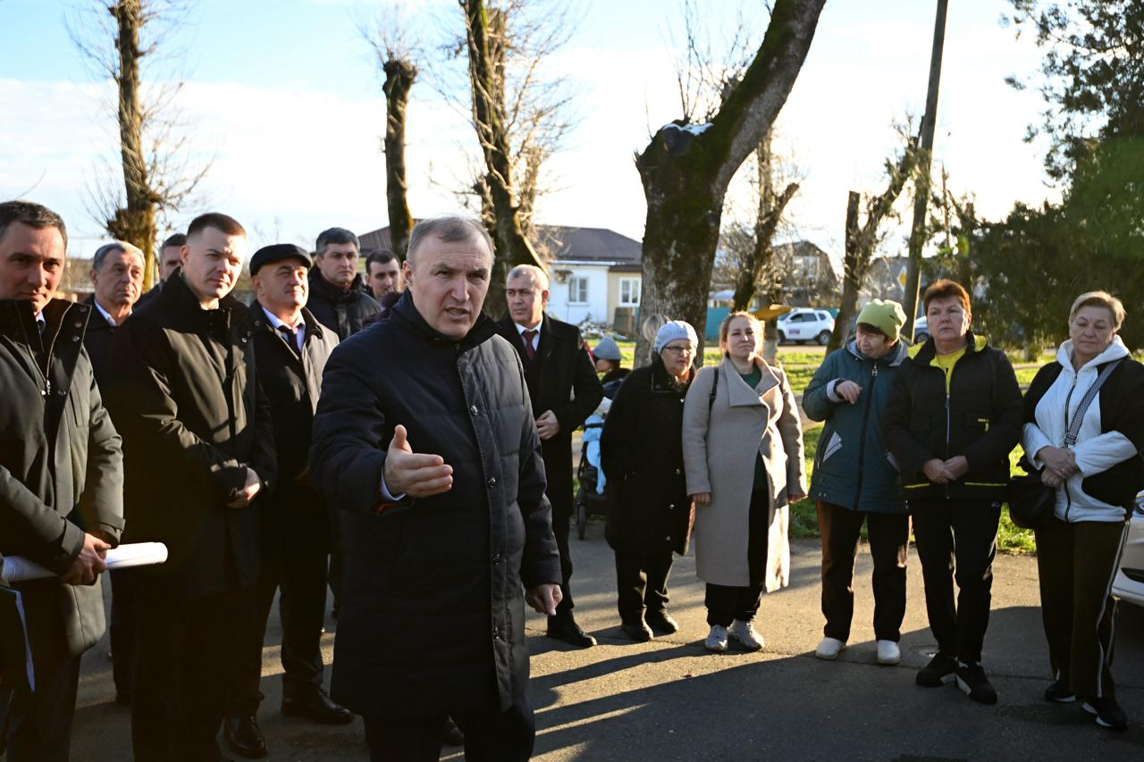 Глава Адыгеи встретился с жителями посёлка Удобного для обсуждения вопросов развития населенного пункта Глава Адыгеи встретился с жителями посёлка Удобного для обсуждения вопросов развития населенного пункта