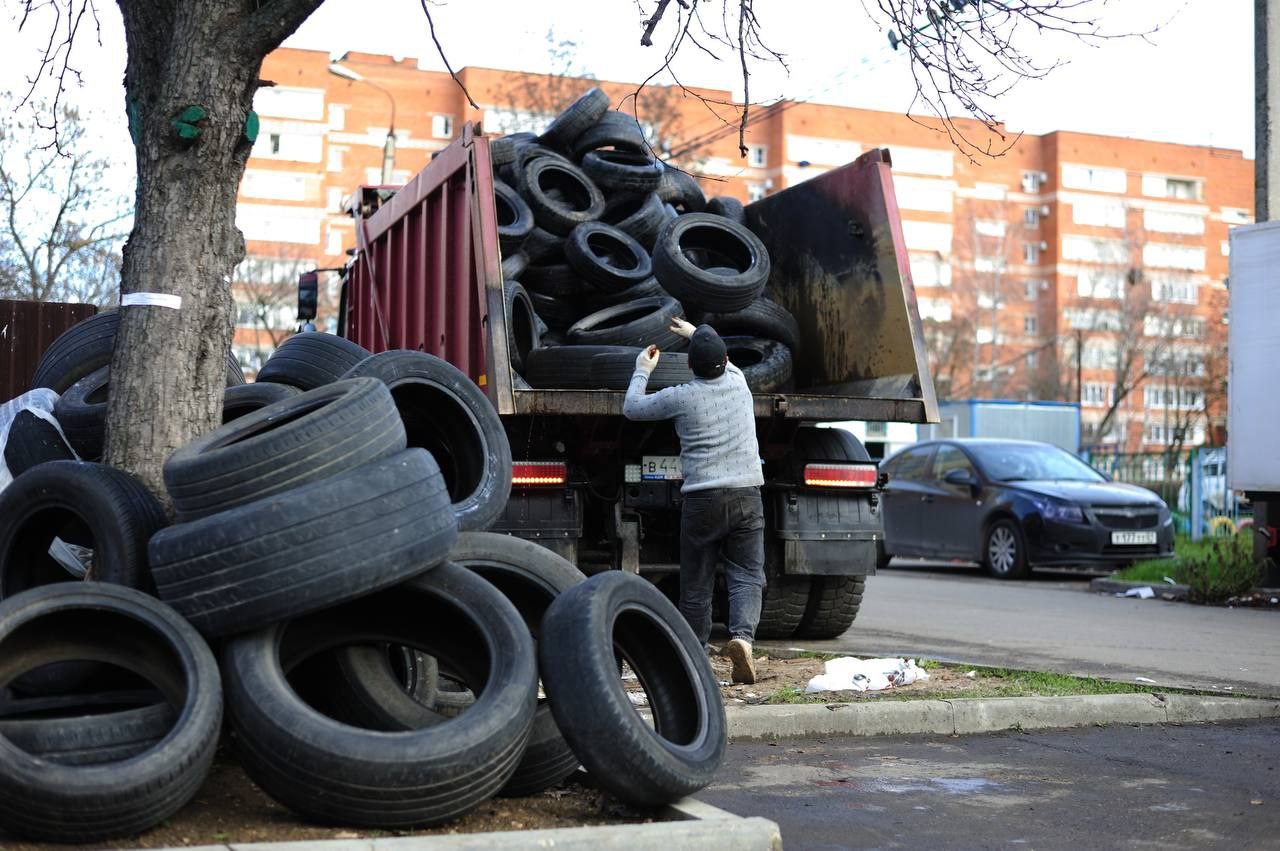 С начала года с контейнерных площадок Майкопа вывезли около 150 тонн выброшенных шин С начала года с контейнерных площадок Майкопа вывезли около 150 тонн выброшенных шин