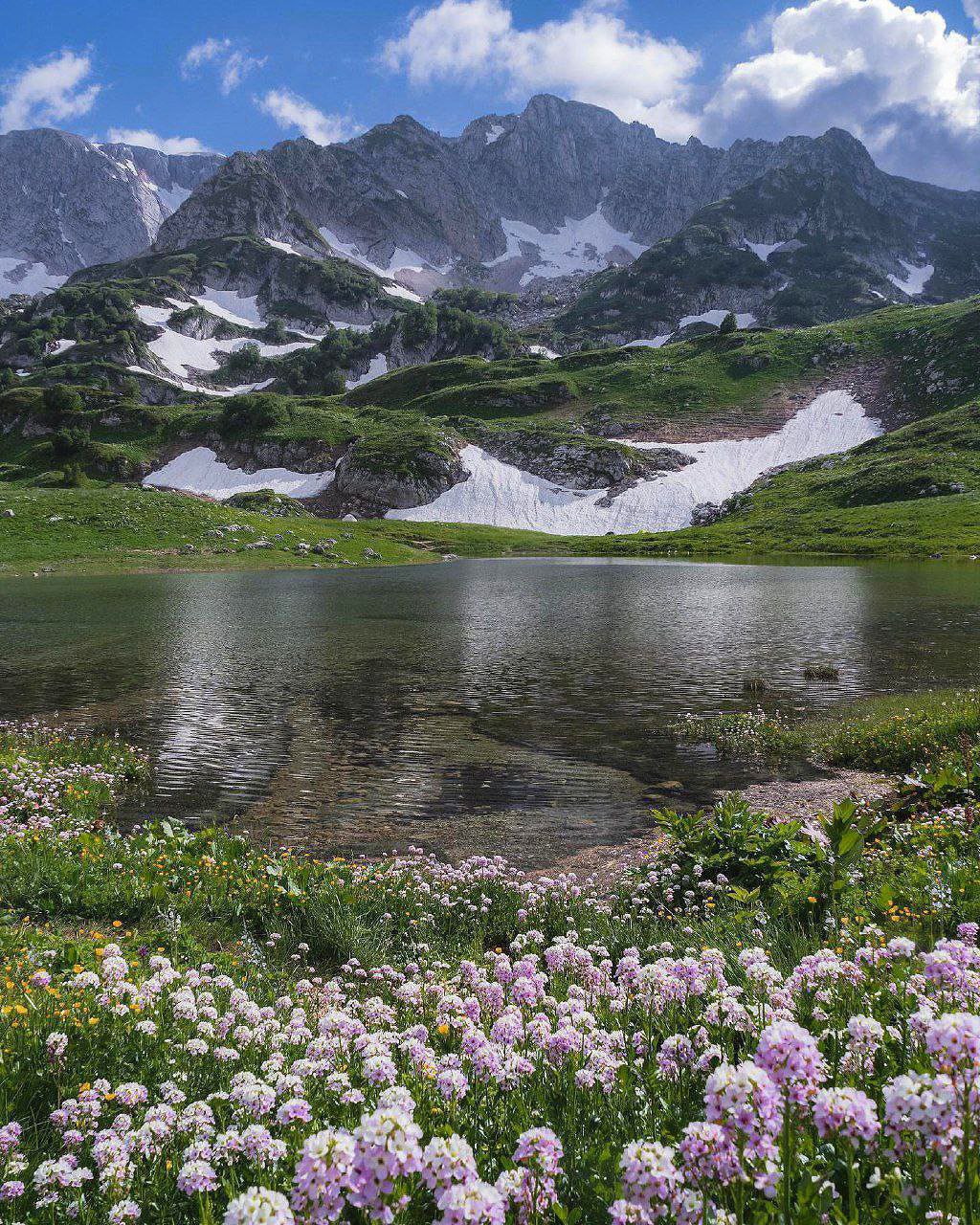 Псенодах – волшебное озеро на плато Лаго-Наки Псенодах – волшебное озеро на плато Лаго-Наки