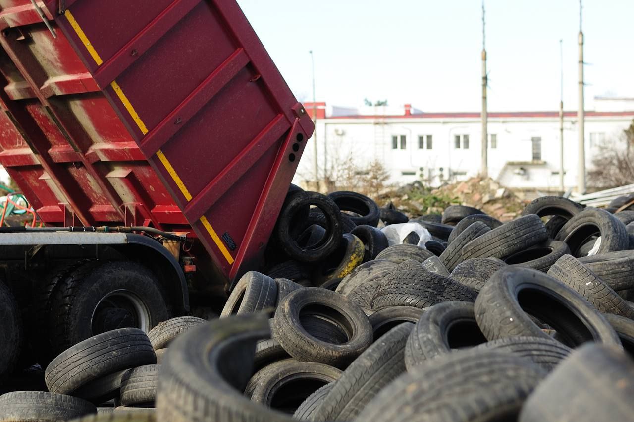 С начала года с контейнерных площадок Майкопа вывезли около 150 тонн выброшенных шин С начала года с контейнерных площадок Майкопа вывезли около 150 тонн выброшенных шин