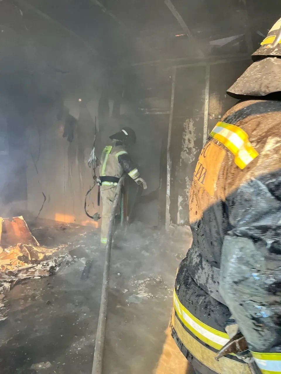 В столице Адыгеи пожарные ликвидируют возгорание неэксплуатируемого строения на улице Горького В столице Адыгеи пожарные ликвидируют возгорание неэксплуатируемого строения на улице Горького