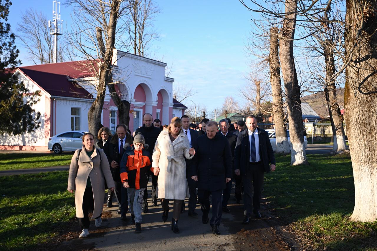 Глава Адыгеи встретился с жителями посёлка Удобного для обсуждения вопросов развития населенного пункта Глава Адыгеи встретился с жителями посёлка Удобного для обсуждения вопросов развития населенного пункта