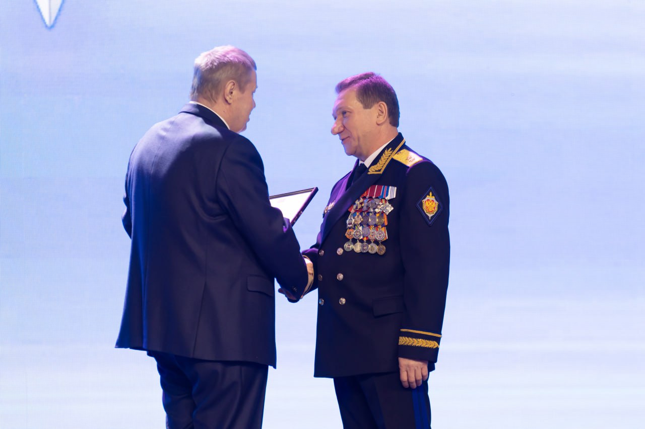Сергей Аксёнов: В городе Краснодаре вместе с Героем России вице-адмиралом Олегом Евгеньевичем Белавенцевым вручил заслуженные награды сотрудникам ФСБ в честь профессионального праздника Сергей Аксёнов: В городе Краснодаре вместе с Героем России вице-адмиралом Олегом Евгеньевичем Белавенцевым вручил заслуженные награды сотрудникам ФСБ в честь профессионального праздника
