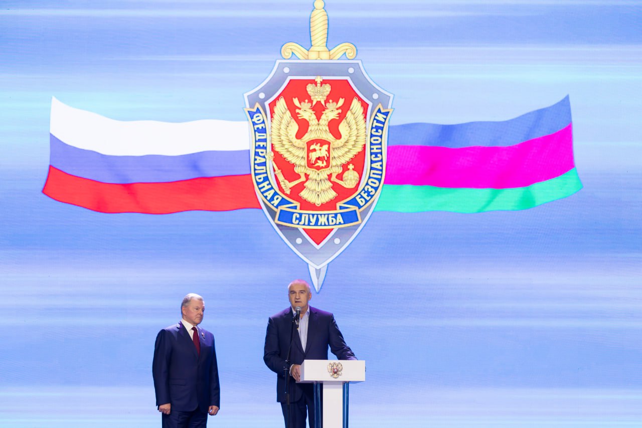 Сергей Аксёнов: В городе Краснодаре вместе с Героем России вице-адмиралом Олегом Евгеньевичем Белавенцевым вручил заслуженные награды сотрудникам ФСБ в честь профессионального праздника Сергей Аксёнов: В городе Краснодаре вместе с Героем России вице-адмиралом Олегом Евгеньевичем Белавенцевым вручил заслуженные награды сотрудникам ФСБ в честь профессионального праздника