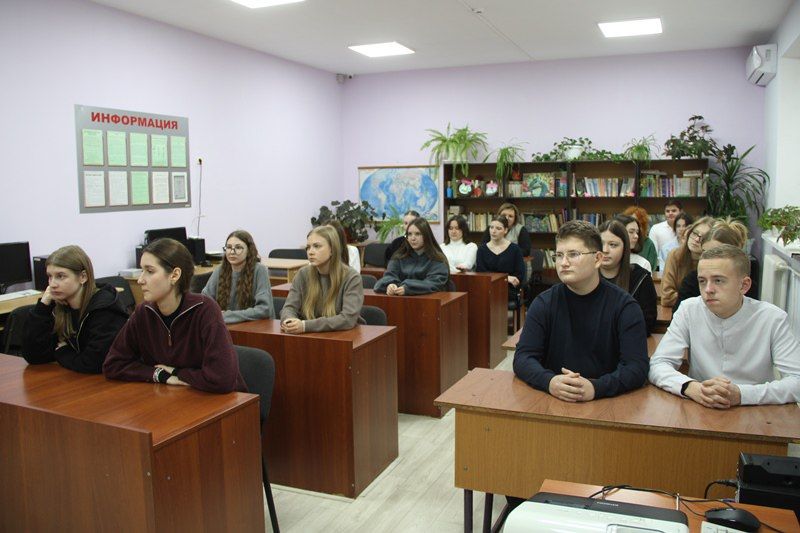 В Адыгее полицейские провели в центре временного содержания для несовершеннолетних правонарушителей экскурсию для старшеклассников