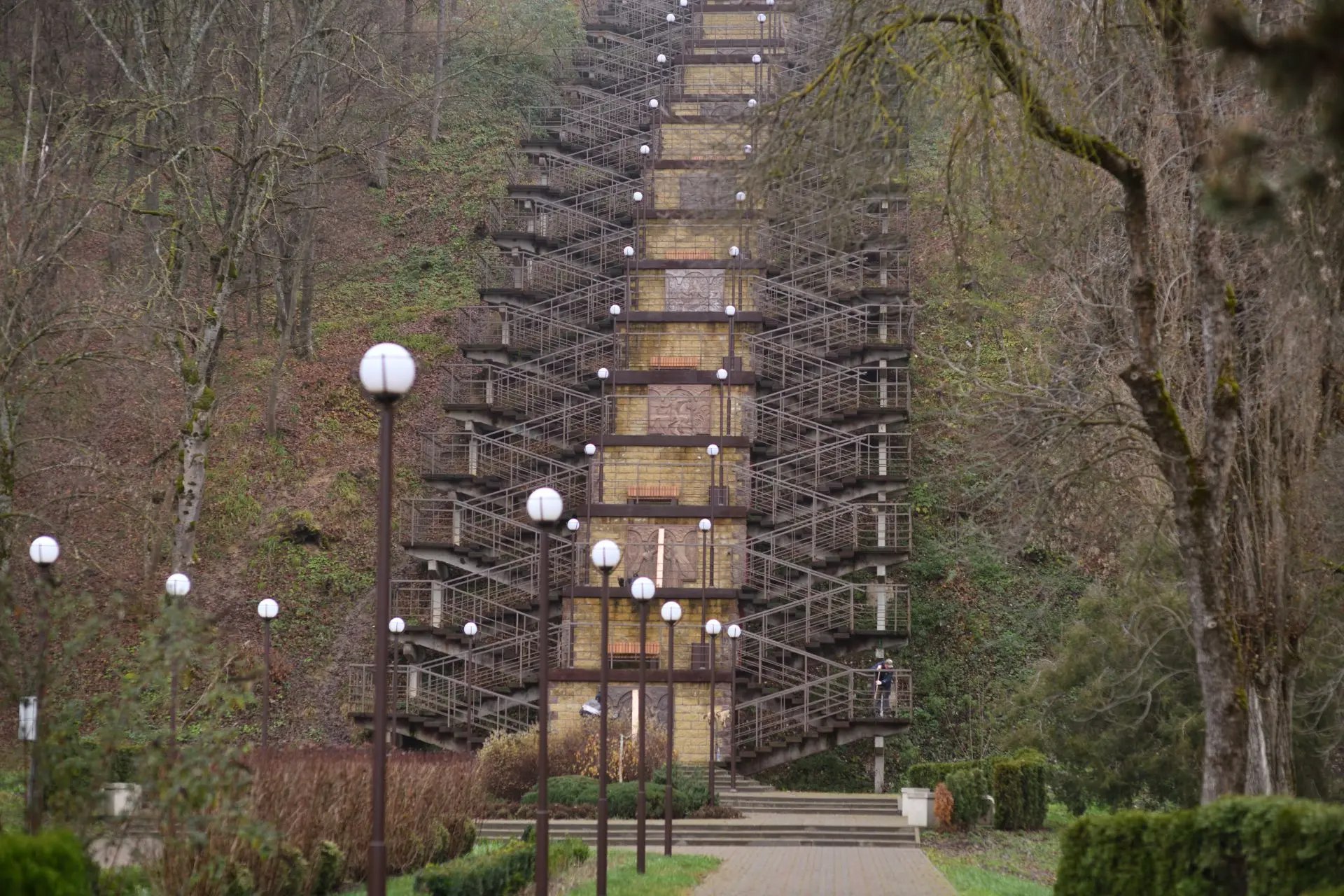 Барельефы появились на лестнице «Мэздах»