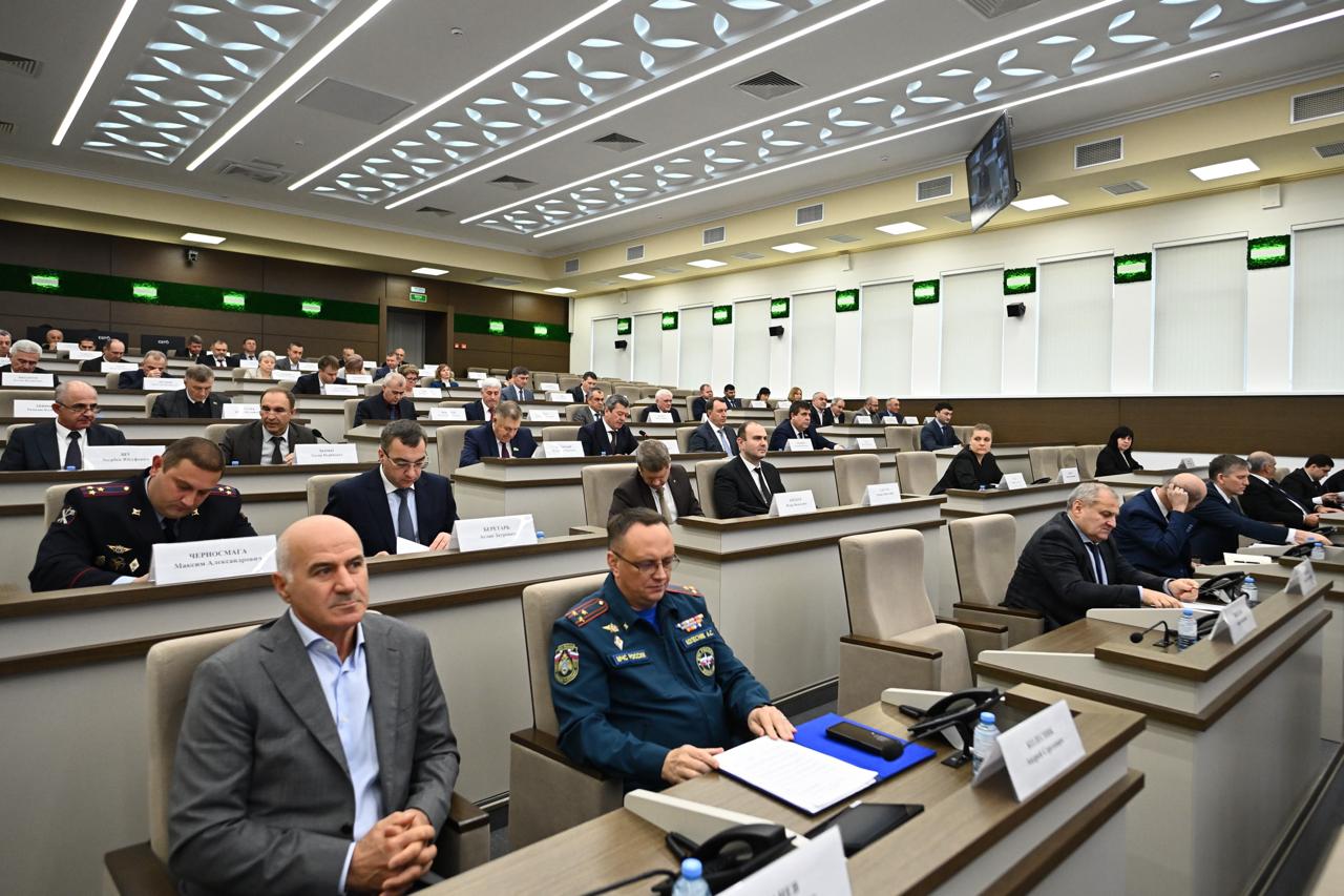 В Адыгее обсуждены вопросы в сфере опеки и попечительства, трудовых резервов и развития опорных населенных пунктов